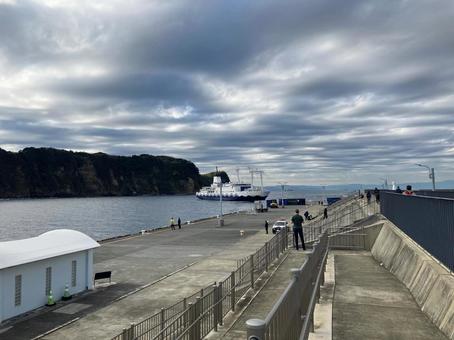大島の船着場に接岸中のフェリー 大島,船着場,フェリーの写真素材