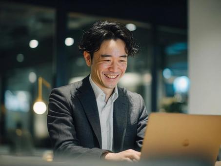 カフェスペースで作業する男性 カフェスペースで作業する男性の写真