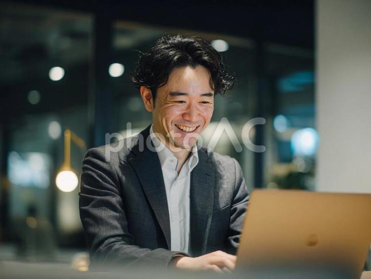カフェスペースで作業する男性 ビジネス,男性,オンライン会議の写真素材