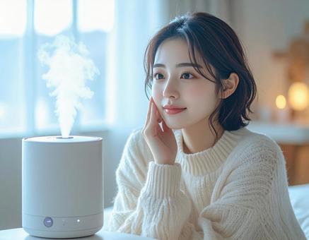 加湿器のそばでスキンケアをする女性の写真