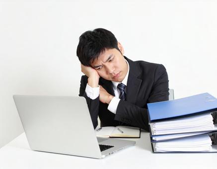 オフィスで困っているサラリーマン男性 オフィスで困っているサラリーマン男性の写真