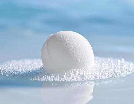 溶けるバスボムと海のイメージの背景 溶けるバスボムと海のイメージの背景の写真