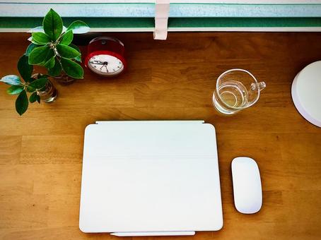 勉強机とタブレット 勉強机とタブレット タブレット,マウス,観葉植物の写真素材