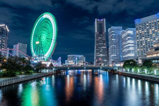 みなとみらいのオフィス街と遊園地 みなとみらいのオフィス街と遊園地 夜景,みなとみらい,繁華街の写真素材