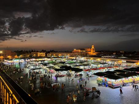 夜のモロッコのマラケシュのフナ広場の全景 フナ広場,ジャマ・エル・フナ広場,マラケシュの写真素材