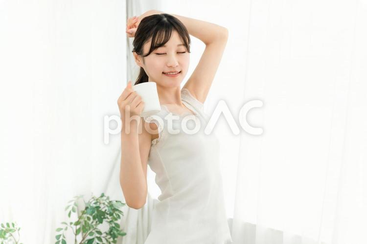 朝、白湯・ホットドリンクを飲む女性 ホットドリンク,朝,伸びの写真素材