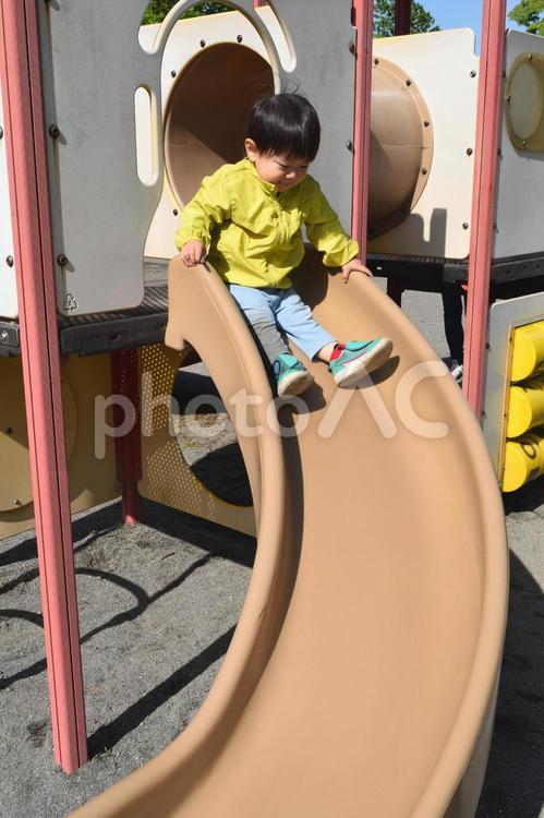 公園の滑り台で遊ぶ幼児　2歳 幼児,子供,男児の写真素材