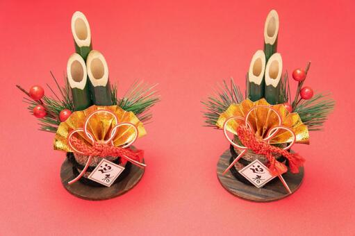 赤背景に並ぶ華やかな門松の正月飾り 門松,正月,迎春の写真素材