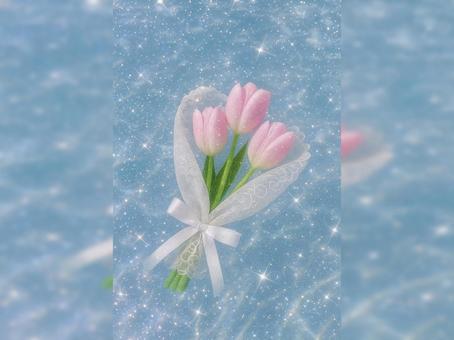 キラキラ水面に浮かぶピンクのチューリップの写真