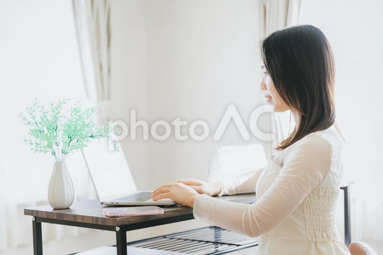 自宅でパソコンを使う女性　PC 女性,テレワーク,リモートワークの写真素材