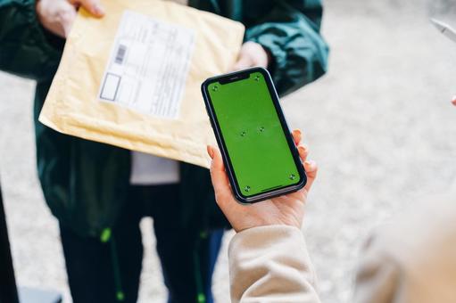 配達物の受取サインのスマートフォン画面 配達,デリバリー,配送の写真素材