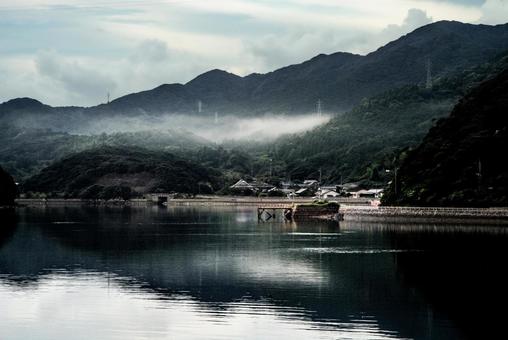 <五島の風景>霧が立ち込める港町の風景 <五島の風景>霧が立ち込める港町の風景の写真