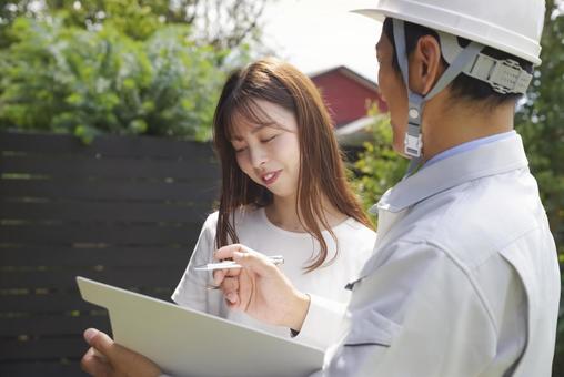 住宅の打ち合わせをする建築業者と女性 住宅の打ち合わせをする建築業者と女性 住宅,家,マイホームの写真素材