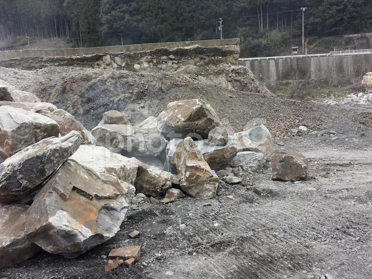 採石場の岩と重機跡 岩,石,採石場の写真素材