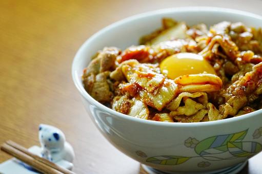 黄身のせ豚キムチ丼 黄身のせ豚キムチ丼の写真