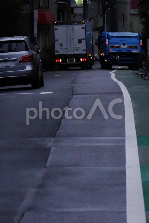 細い路地に自動車が集まる 自動車,朝,道路の写真素材