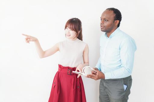 外国人観光客の道案内をする若い女性 外国人観光客の道案内をする若い女性 親切,ジェスチャー,海外の写真素材