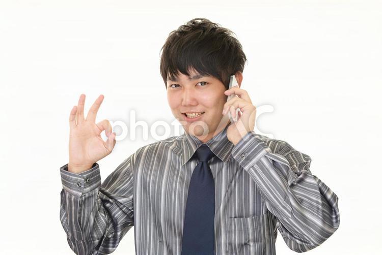 スマートフォンを持つ男性 スマホ,スマートフォン,ビジネスの写真素材