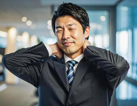 寝違えて首痛に苦しむ男性 寝違えて首痛に苦しむ男性の写真