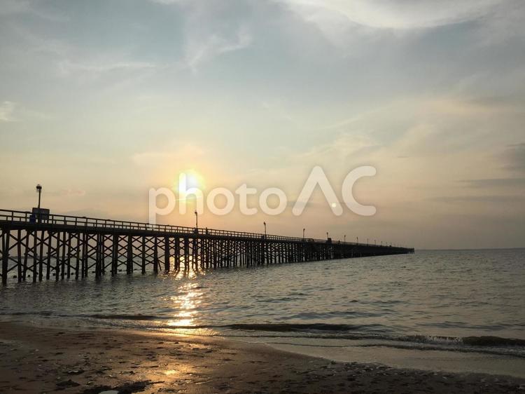 桟橋と夕日 日暮れ,桟橋,サンセットの写真素材
