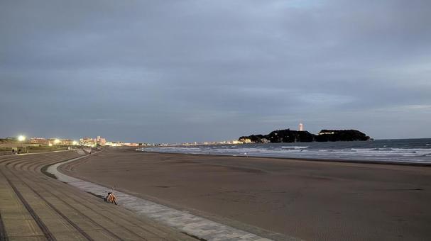 夕方の江ノ島（曇り） 景色,夕方,曇りの写真素材