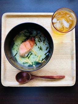 美味しい鮭茶漬け(真上ver.) 美味しい鮭茶漬け(真上ver.)の写真