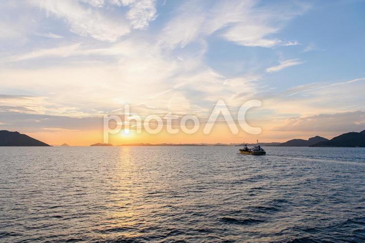 船の上から見えた夕焼け 夕暮れ,夕景,高松港の写真素材