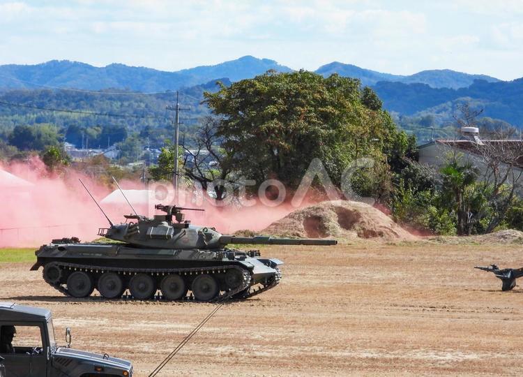 訓練展示を行う陸上自衛隊の74式戦車 自衛隊,陸上自衛隊,ミリタリーの写真素材