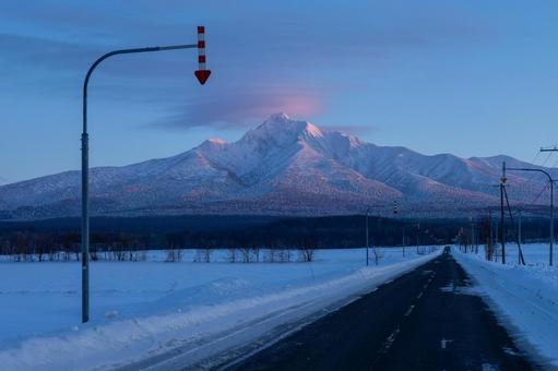 夕暮れの冬の斜里岳に続く道路 夕暮れの冬の斜里岳に続く道路 斜里岳,道路,雄大の写真素材