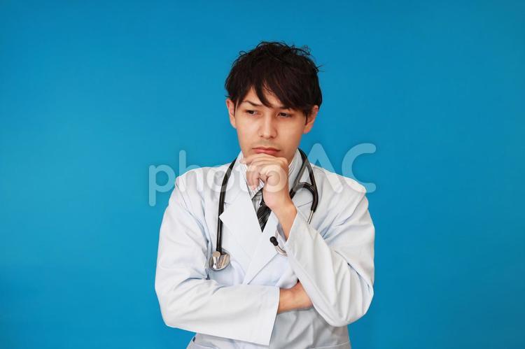 考え事をする医師 男性,人物,医師の写真素材