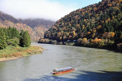 最上川で舟下り 空,川,紅葉の写真素材
