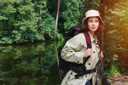 水辺に立つ女性キャンパー 女性,外国人,登山の写真素材