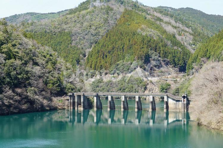 晴れの日の世木ダム ダム,ダム湖,湖の写真素材