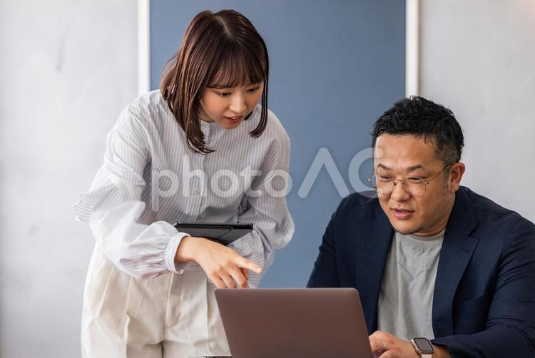 ミーティングをする男女のビジネスマン 男性,女性,ビジネスの写真素材
