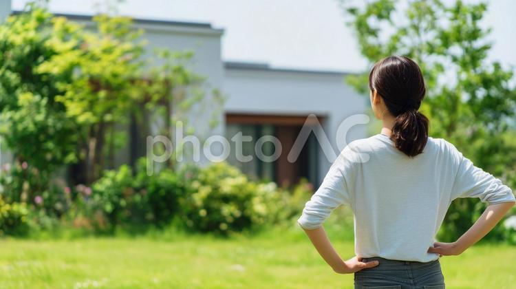 平屋を見て満足げな女性の後ろ姿 女性,平屋,マイホームの写真素材