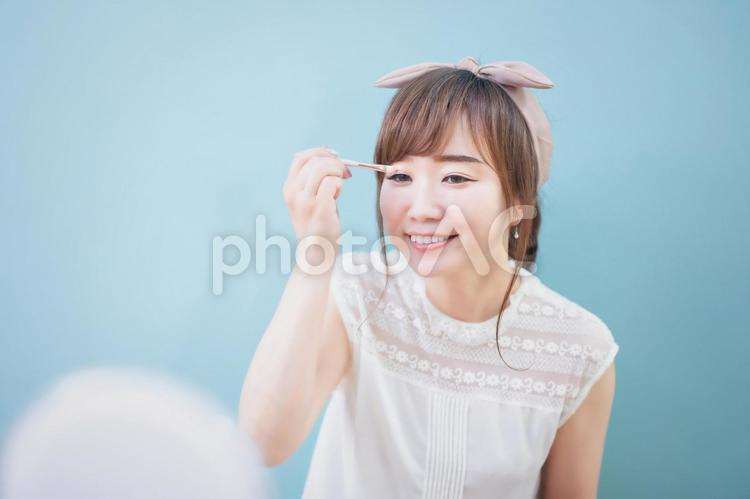 メイクする女性（アイシャドウ） アイシャドウ,アイメイク,アイシャドーの写真素材