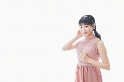 披露宴に参加する若い女性 披露宴に参加する若い女性 華やか,ゲスト,会話の写真素材