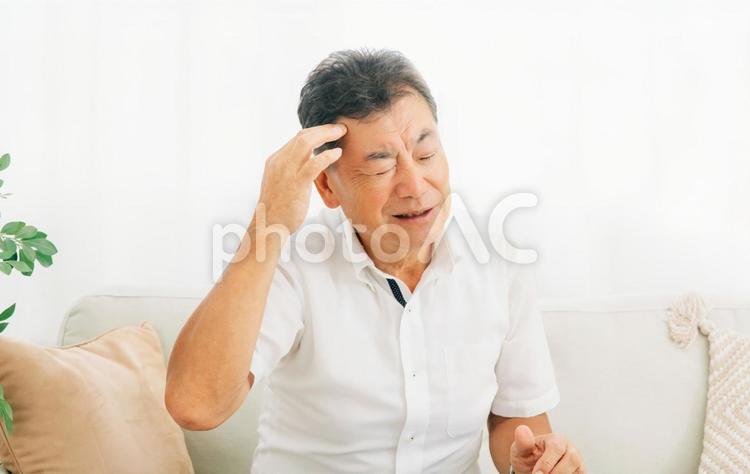 家にいる高齢者の男性（頭痛・発熱） 高齢者,頭痛,痛いの写真素材