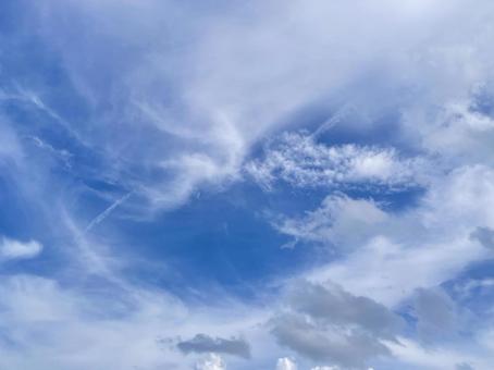 雲のある青い空 雲のある青い空の写真