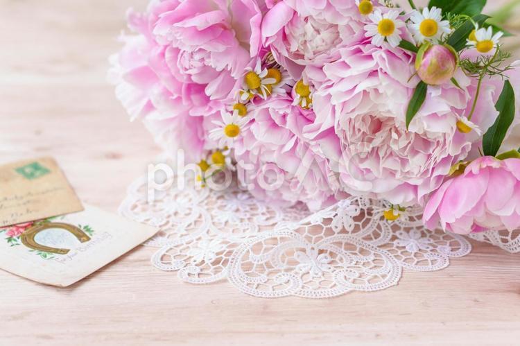 ピンクのピオニーの花束とポストカード 花,芍薬,ピオニーの写真素材