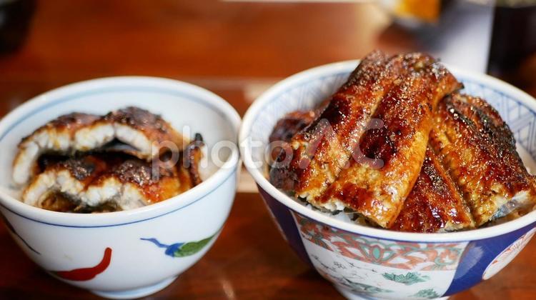 大盛と小盛りのうな丼 うなどん,うなぎ,うな重の写真素材