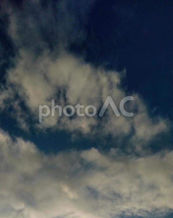 　空を見上げてみれば 空,自然,太陽の写真素材