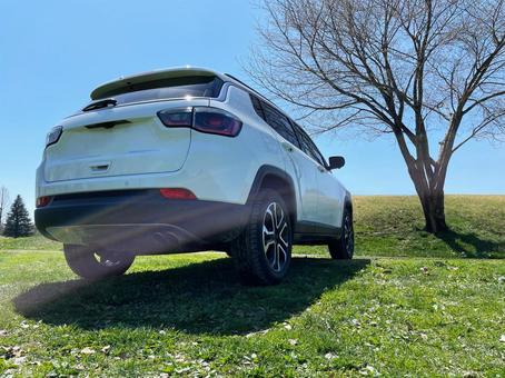 車 suv,後ろ,空の写真素材