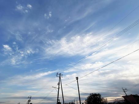 夕刻時の空模様と電柱のシルエット 夕刻時の空模様と電柱のシルエット 空模様,空,雲の写真素材