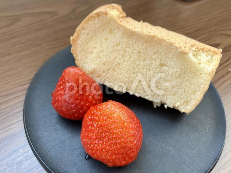 シフォンケーキといちご スイーツ,シフォンケーキ,いちごの写真素材