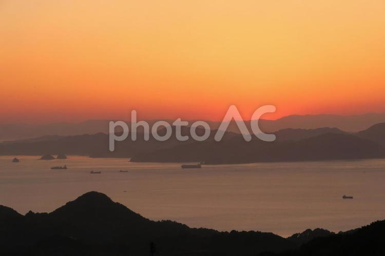 瀬戸の夕暮れ 日暮れ,暁,何人もありませんの写真素材