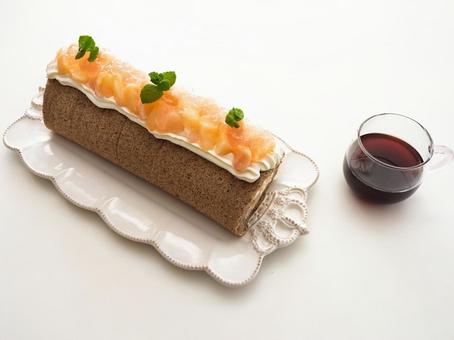 桃のロールケーキ、ハーブ、コーヒー 桃のロールケーキ、ハーブ、コーヒー 桃,ロールケーキ,ブラックコーヒーの写真素材