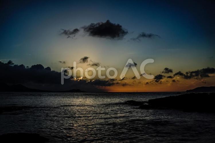 ＜五島の風景＞夏の日の出前の海の風景 風景,海,海岸の写真素材