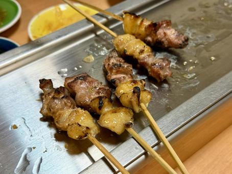 居酒屋で食べる焼き鳥 居酒屋で食べる焼き鳥の写真