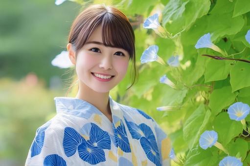 朝顔柄の浴衣を着た笑顔の女性 朝顔柄の浴衣を着た笑顔の女性の写真